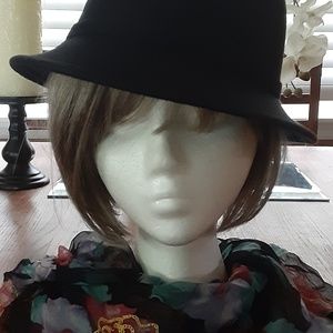 Women's black clotche hat with netted bow
